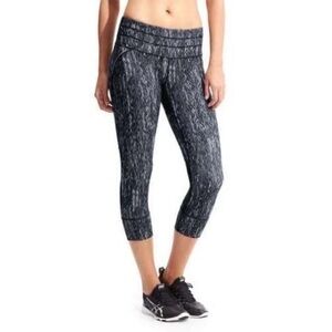 Athleta Reptile Relay Capri Leggings with Reflective Tabs FLGY Black Blue Size S